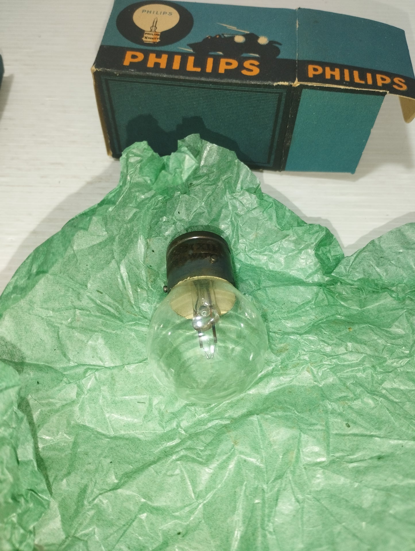 Philips 2 Antiche Lampadine Per Autovetture
6/8 volt - 1/2 watt