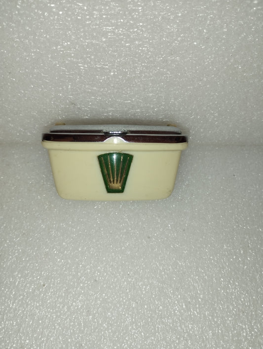 Posacenere Magnetico In Metallo e plastica Per Veicolo D'epoca Anni 60
Misure 7 x 4 x 3 cm circa