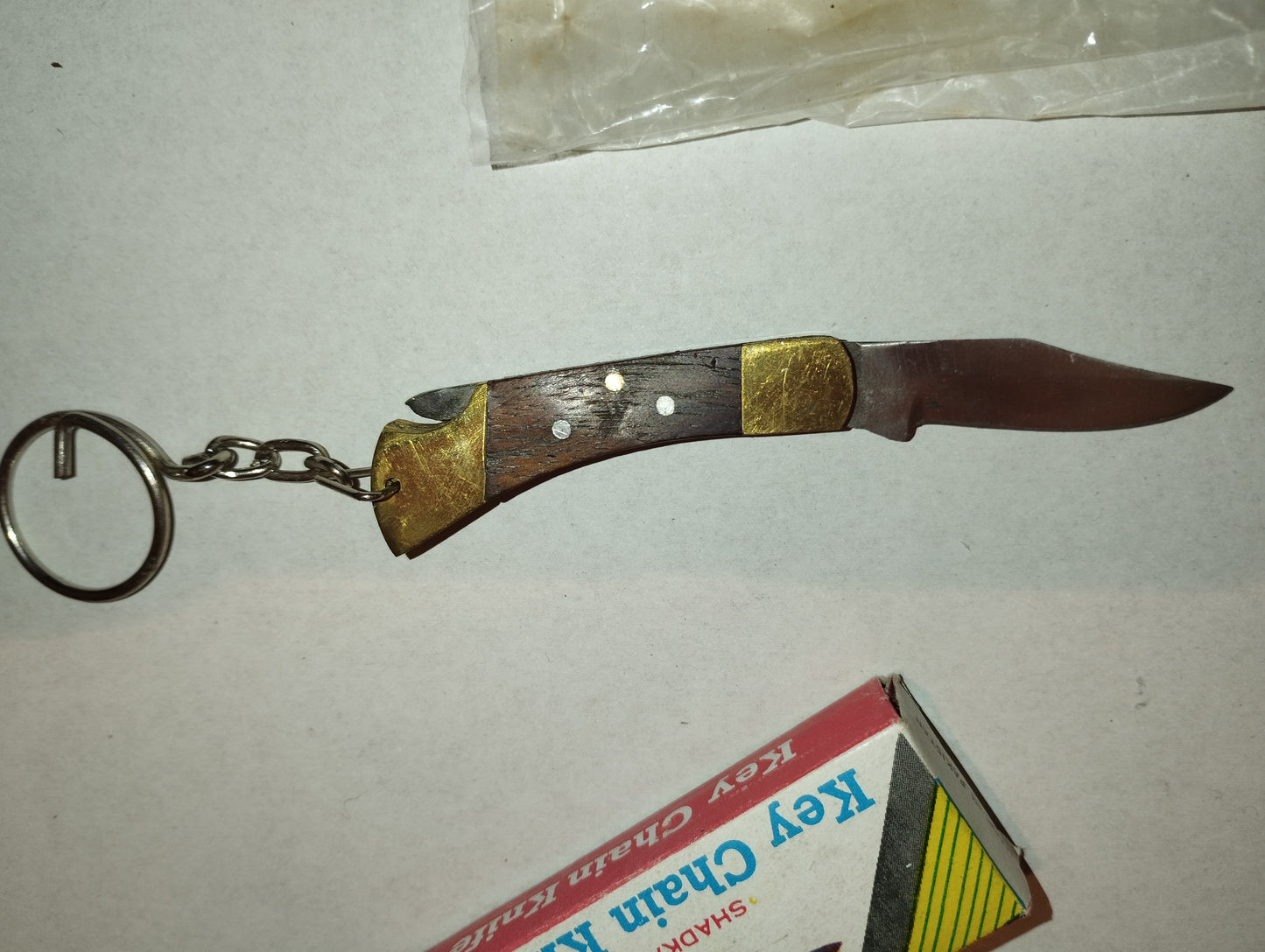 Coltellino Portachiavi Shadkam Vintage
Made in Pakistan
In metallo e legno