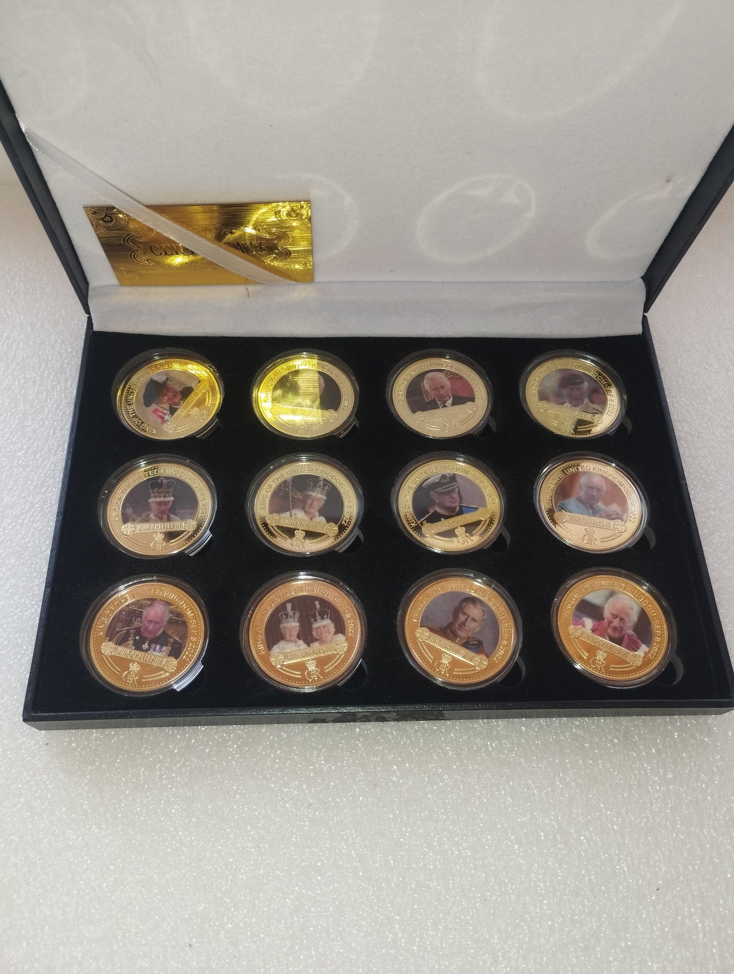 Collezione 12 Medaglie Re Carlo III Regno Unito Placcate Oro 24kt
Tiratura limitata a 1000 pezzi
