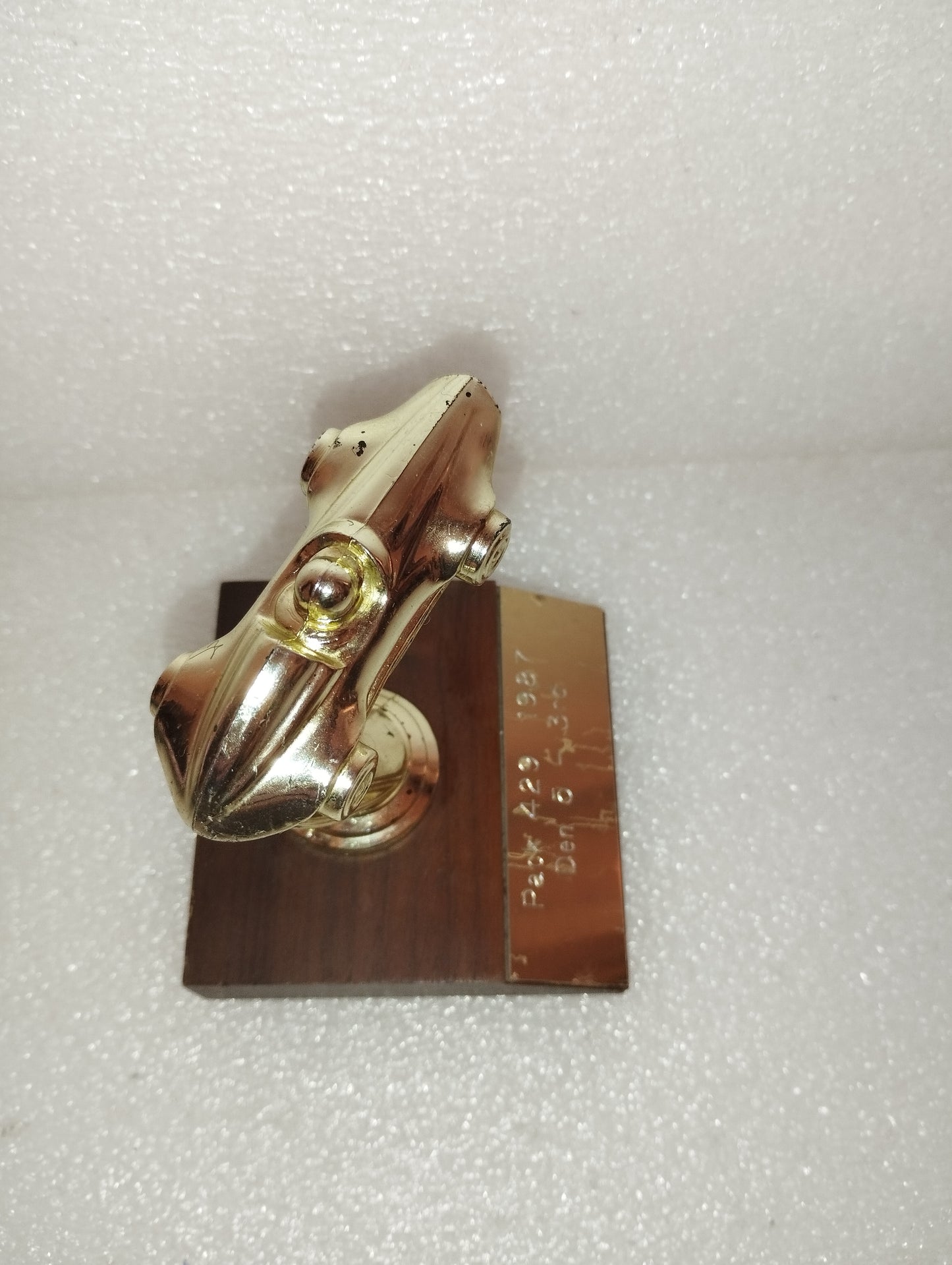 Piccolo Trofeo Auto Da Corsa
Made in  USA
In Plastica e Legno