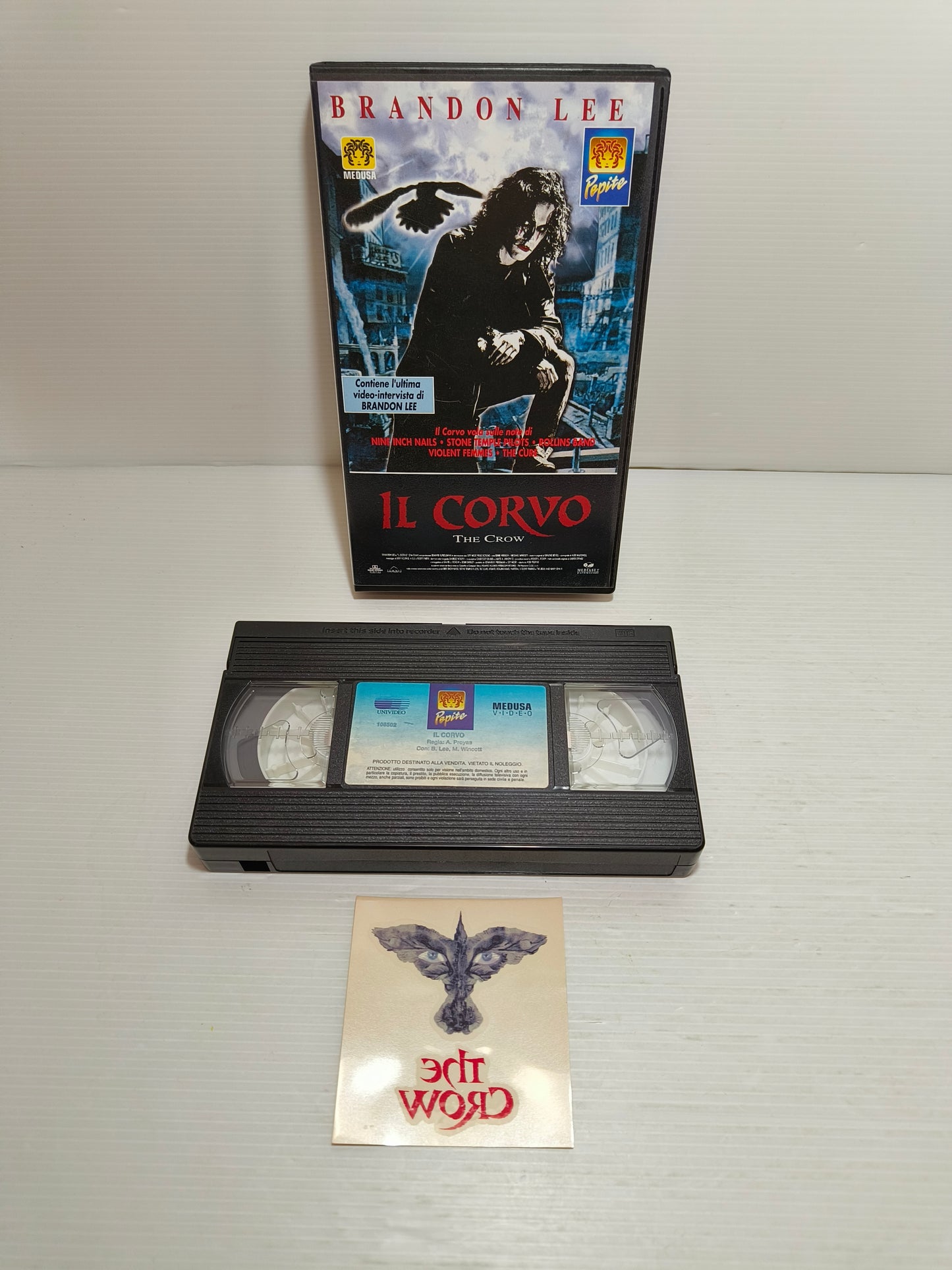 VHS Il Corvo con tatuaggio, LEGGI