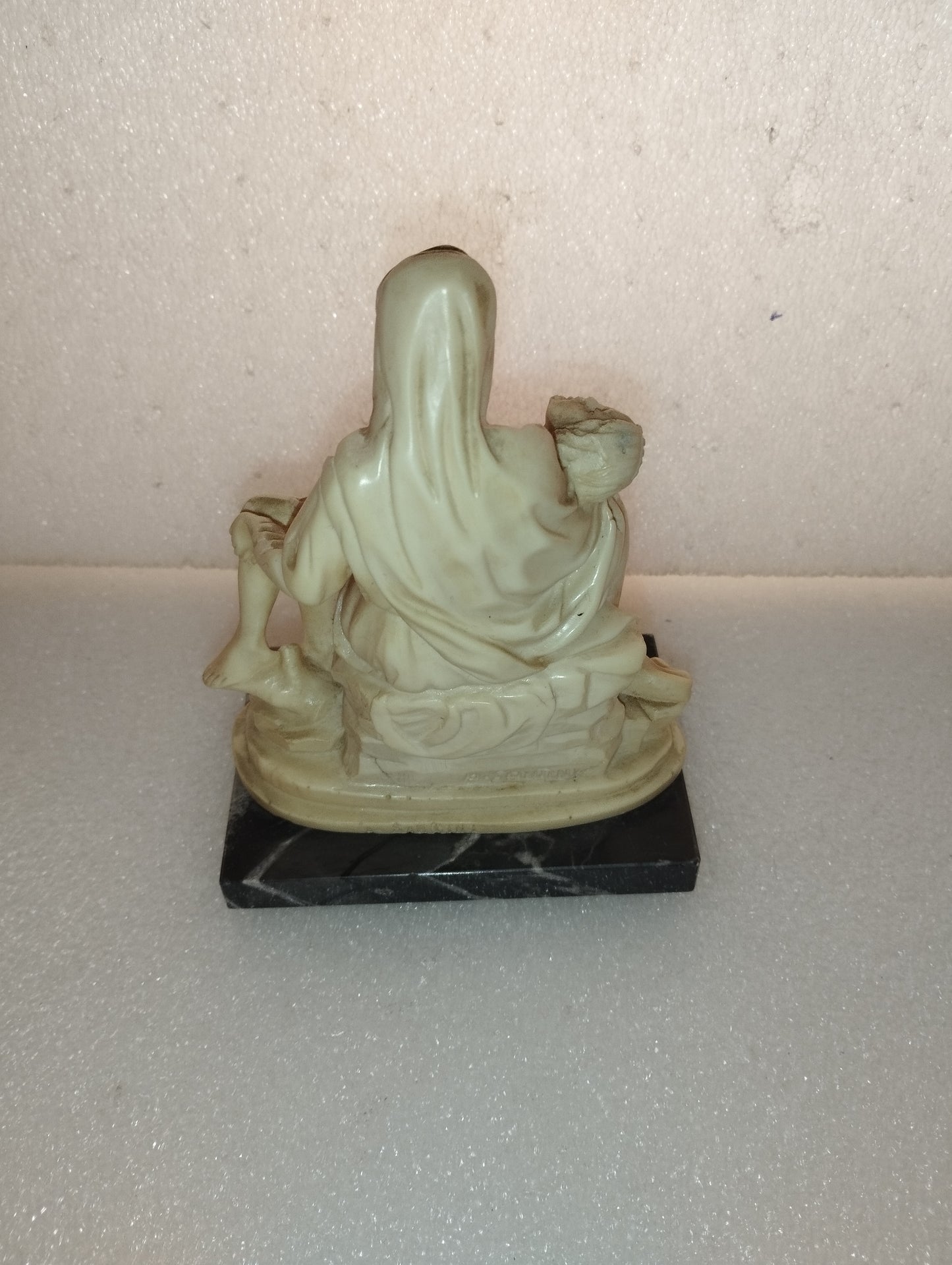 Pietà Di Michelangelo In Marmoresina
A.Santini Vintage
Misure 14h/10,5/7  cm circa