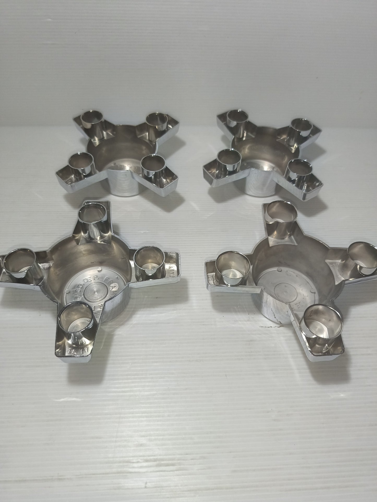 4 Coprimozzo Quadrifoglio Per Auto D'epoca In Plastica Cromata

Anni 60/70