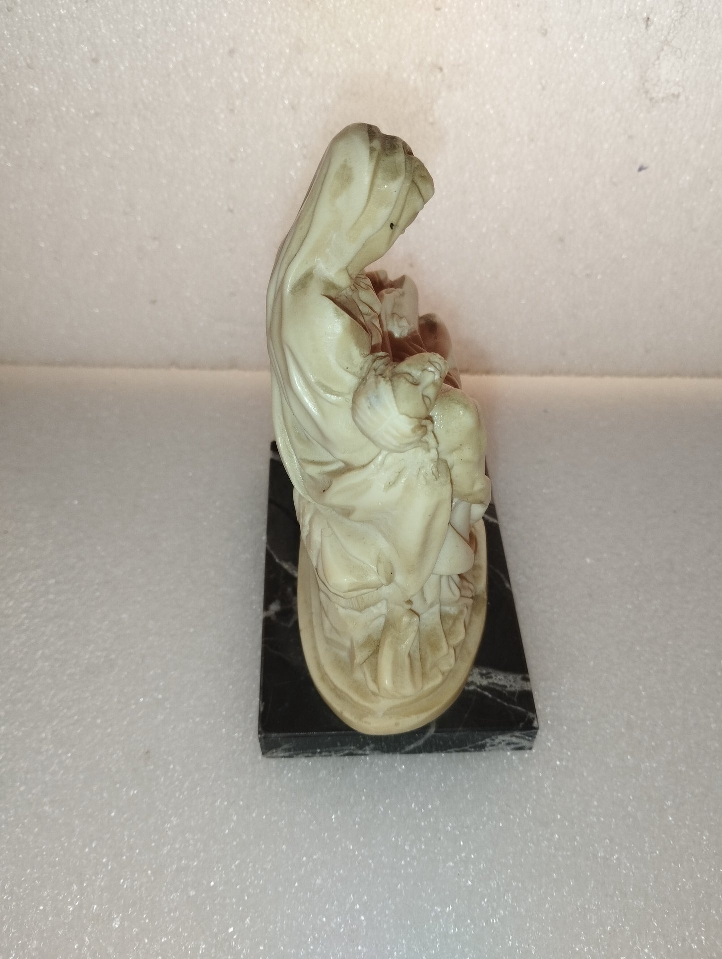 Pietà Di Michelangelo In Marmoresina
A.Santini Vintage
Misure 14h/10,5/7  cm circa