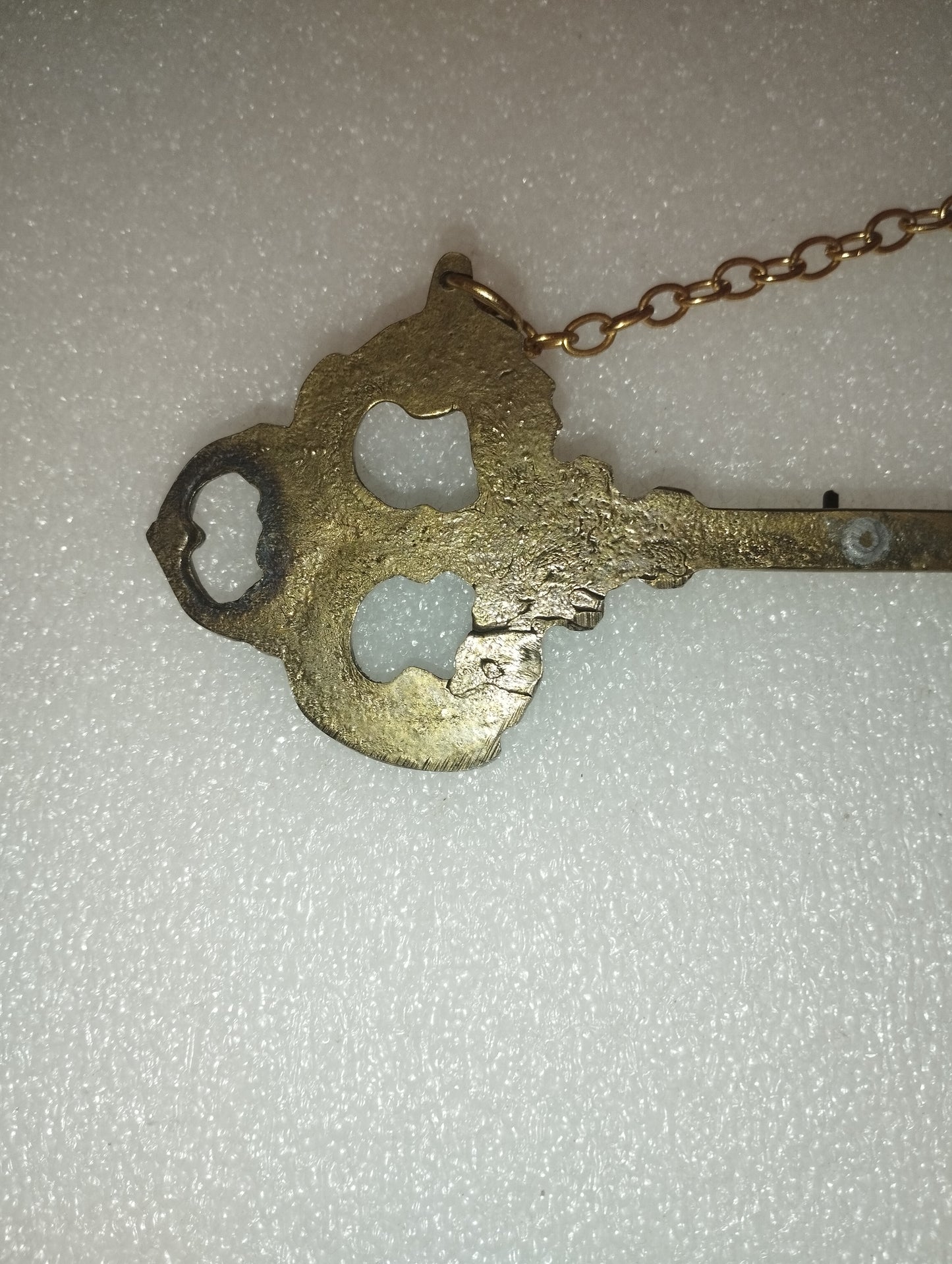 Portachiavi In Ottone Vintage A Forma Di Chiave
Lunghezza cm 24 circa