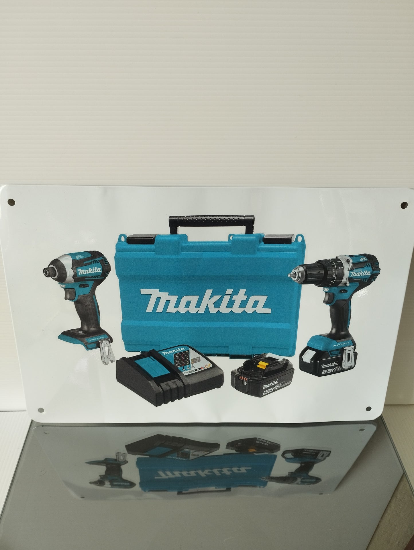Targa Makita In Metallo
Misure 30 x 20 cm circa