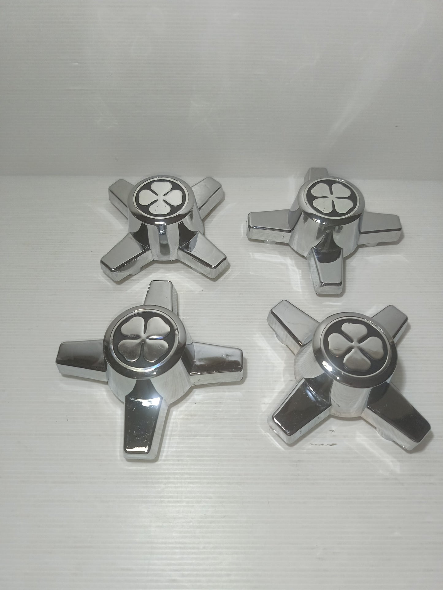 4 Coprimozzo Quadrifoglio Per Auto D'epoca In Plastica Cromata

Anni 60/70