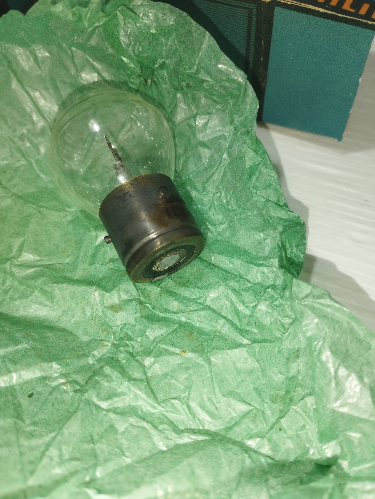 Philips 2 Antiche Lampadine Per Autovetture
6/8 volt - 1/2 watt