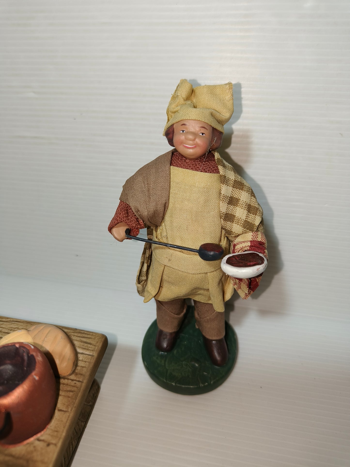 Statuina cuoco e tavola imbandita arredamento presepe in coccio, LEGGI