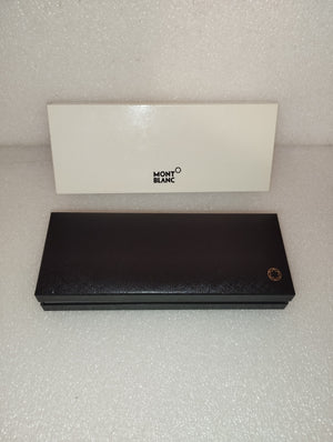 Montblanc set scatola esterna e custodia rigida nera per penna.
La penna non è inclusa nella vendita.
