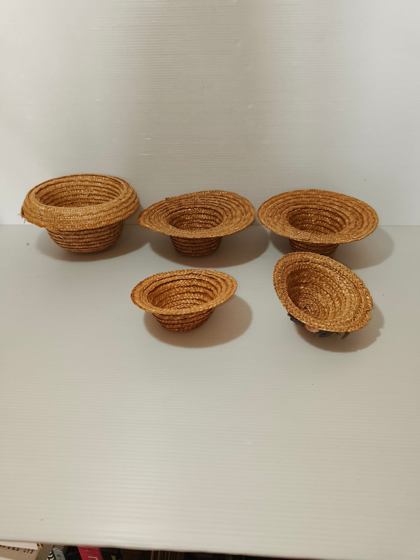 Cappelli in paglia per bambole vintage, LEGGI