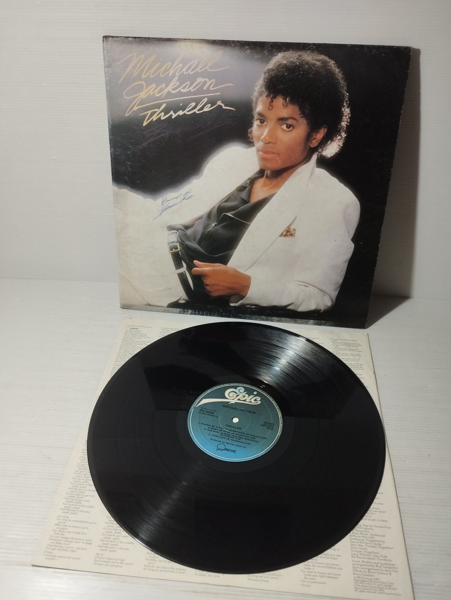 Thriller Michael Jackson
Lp 33 giri
Edito nel 1982 da Epic Cod. EPC 85930
Stampa Italiana