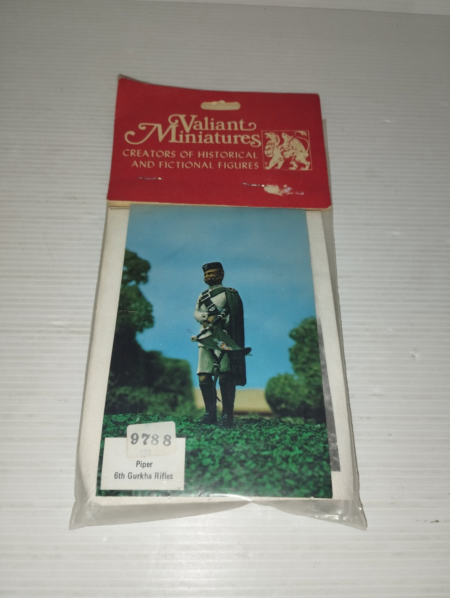 Valiant Miniatures Piper 6th Gurkha Rifles in lega (metallo)
Printed in U. S. A.