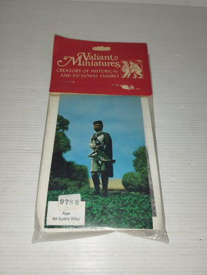 Valiant Miniatures Piper 6th Gurkha Rifles in lega (metallo)
Printed in U. S. A.
