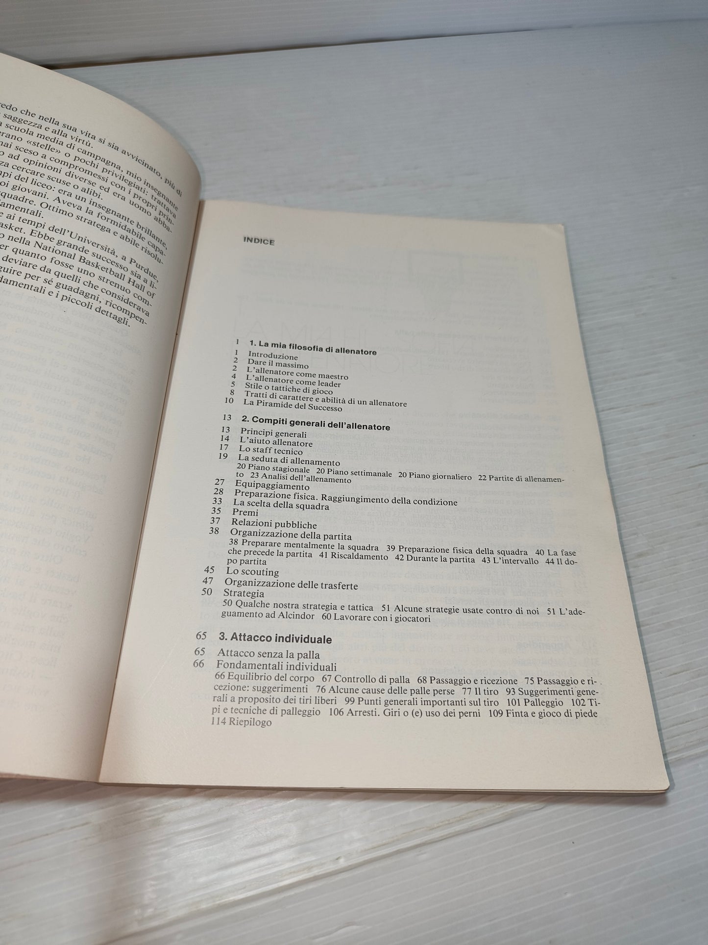 Libro Il basket di J. R. Wooden anni 80, LEGGI