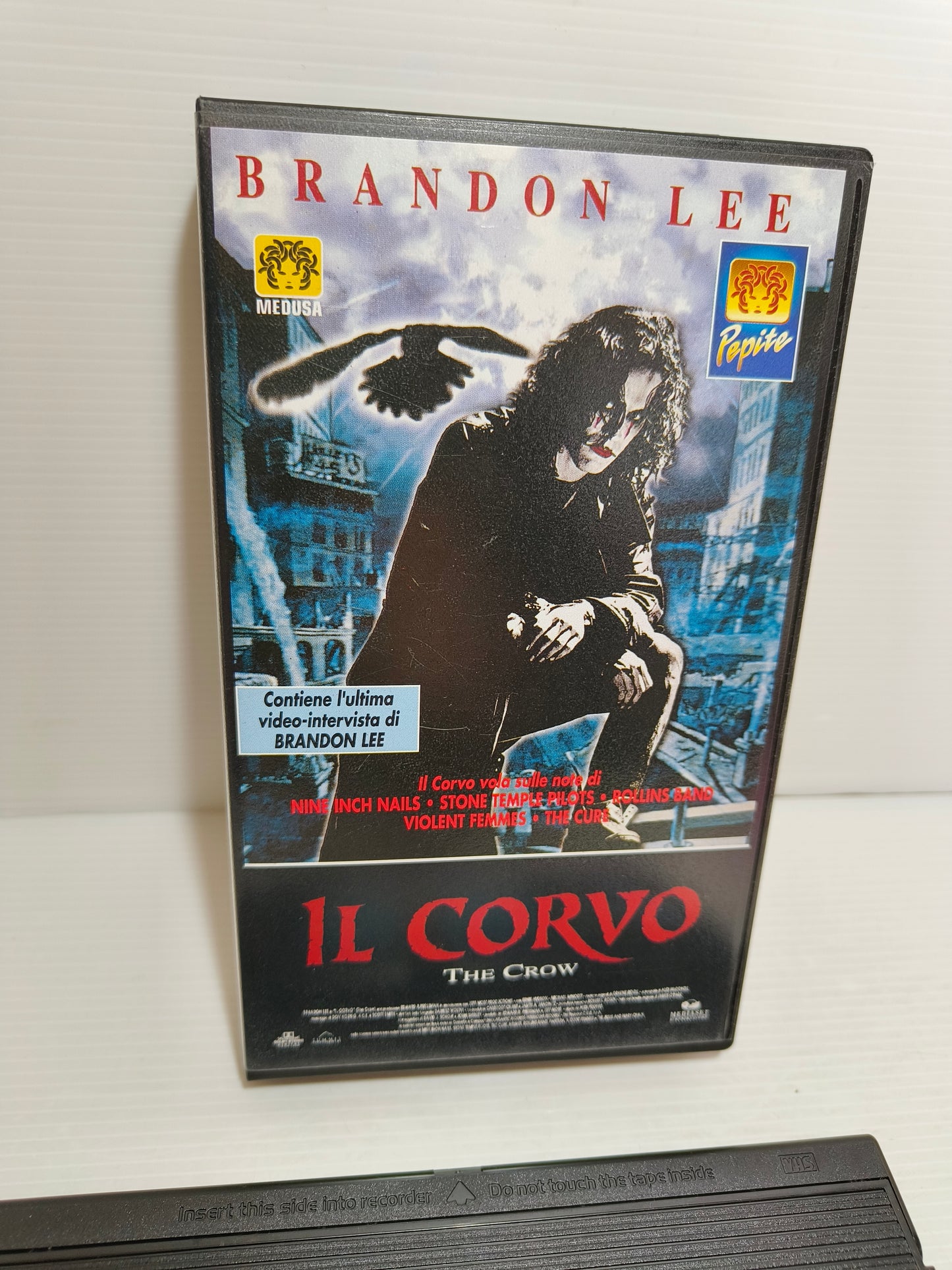 VHS Il Corvo con tatuaggio, LEGGI