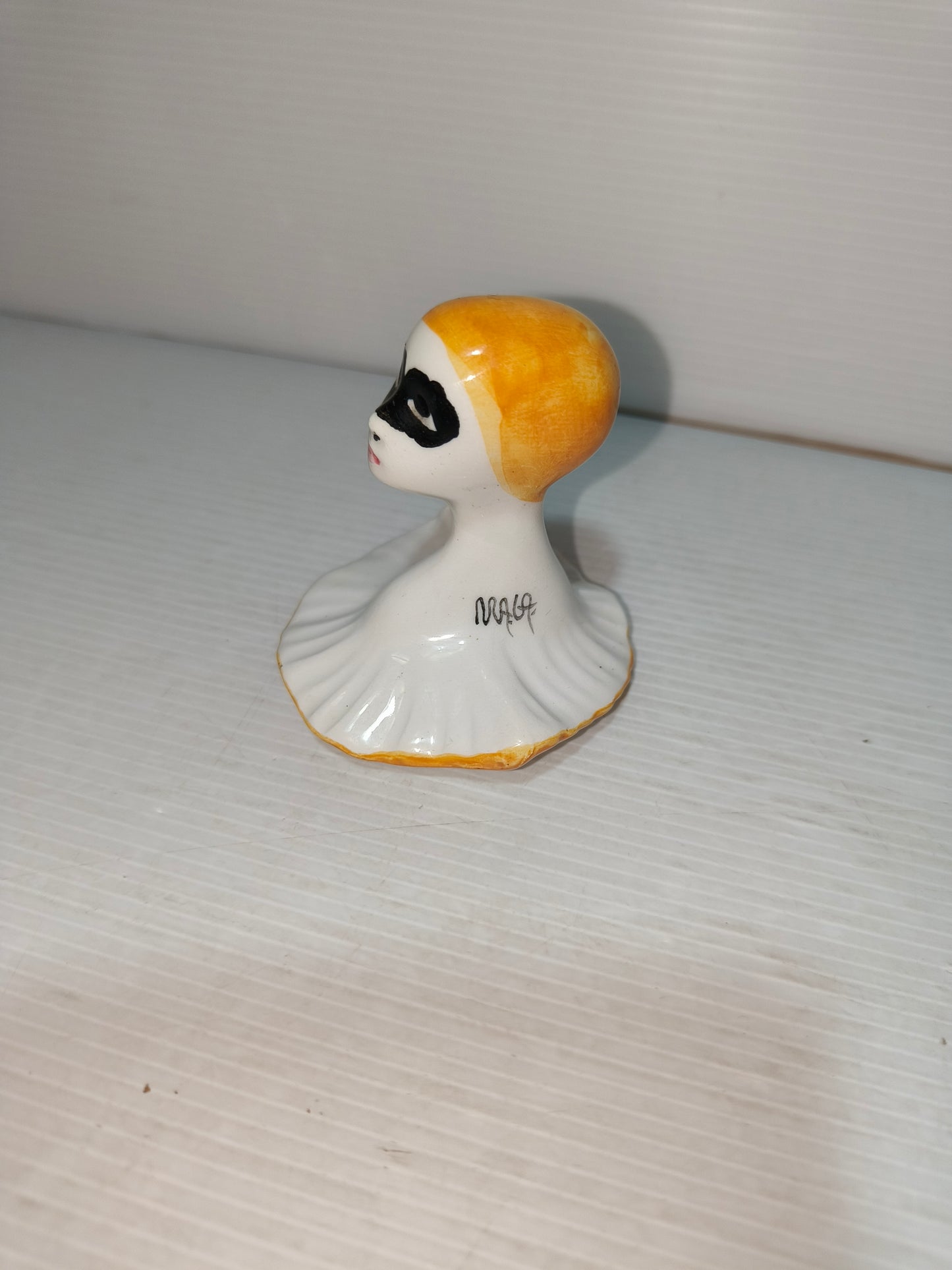 Soprammobile in ceramica vintage, LEGGI