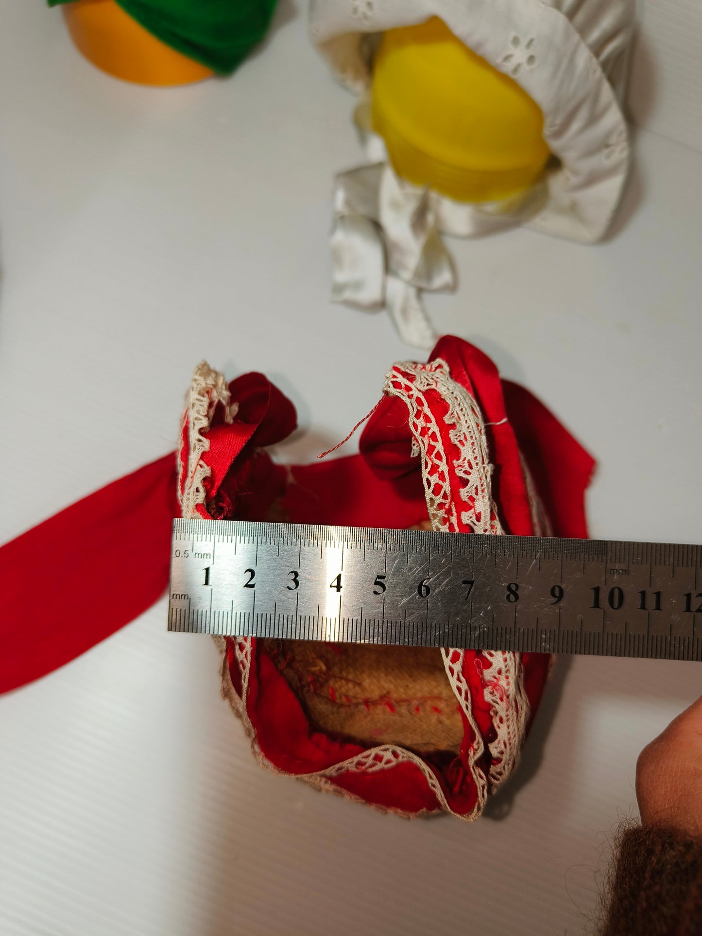 Cappelli antichi per bambole, LEGGI