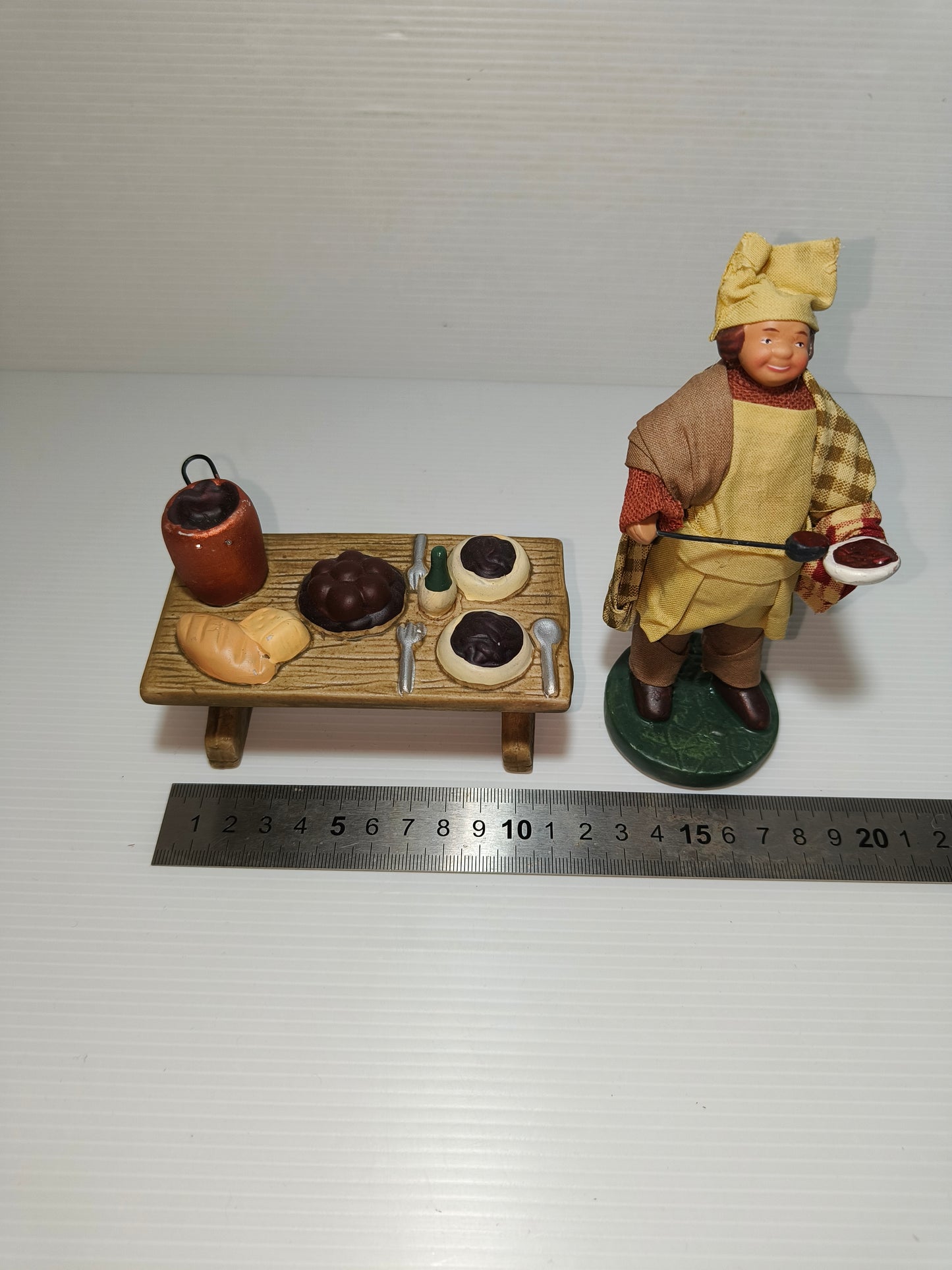 Statuina cuoco e tavola imbandita arredamento presepe in coccio, LEGGI