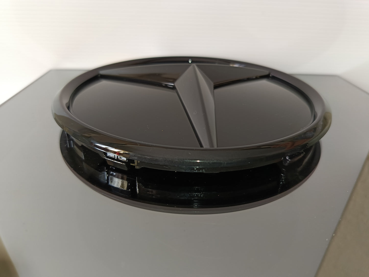 Logo Mercedes in plastica nero, diametro 18 cm. Circa