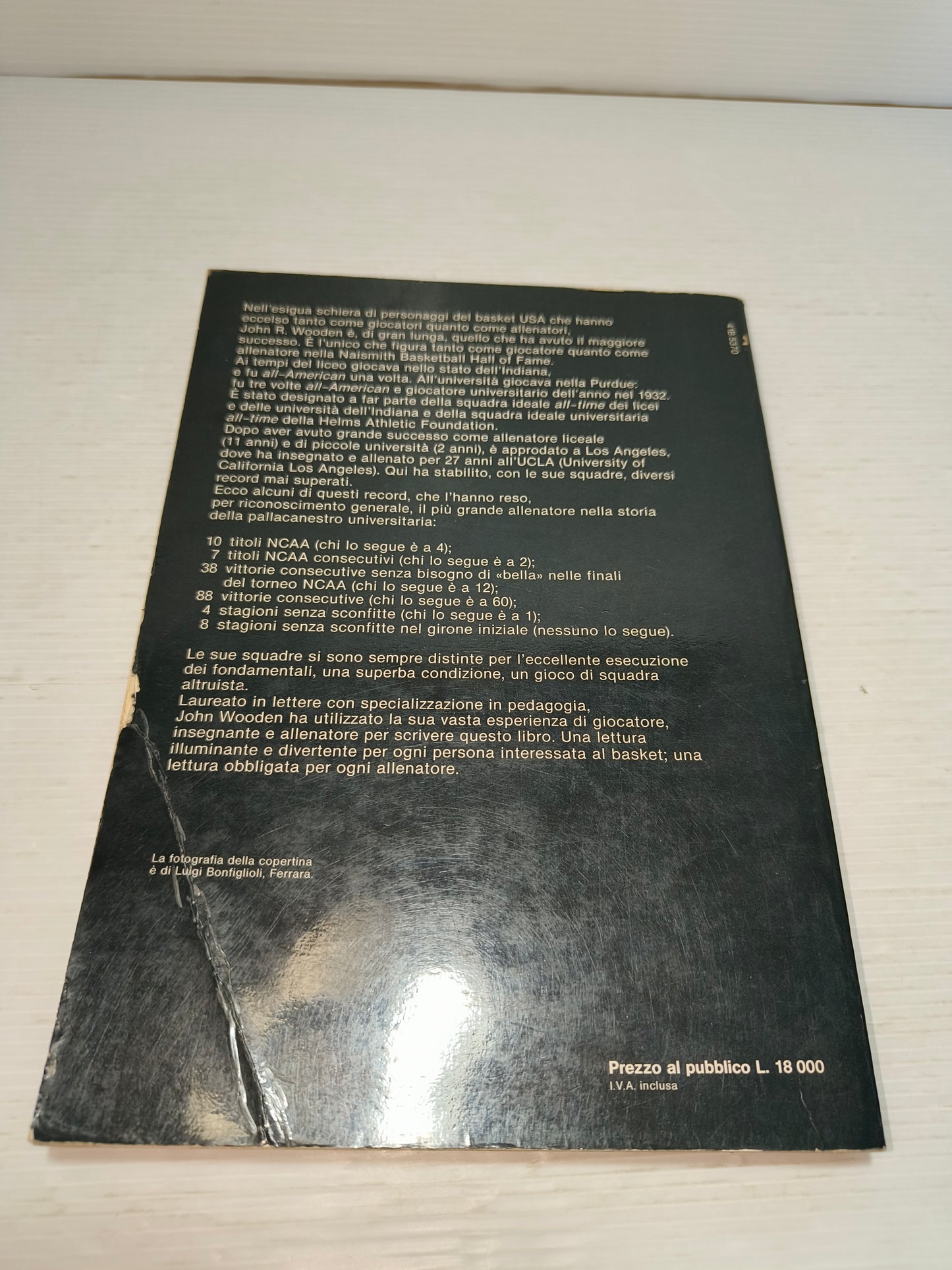 Libro Il basket di J. R. Wooden anni 80, LEGGI