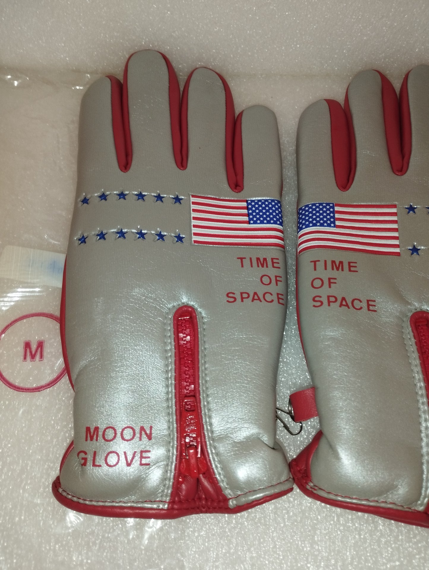 Guanti Time Of Space
100% in vinile
Originali Anni 70
Taglia M Uomo