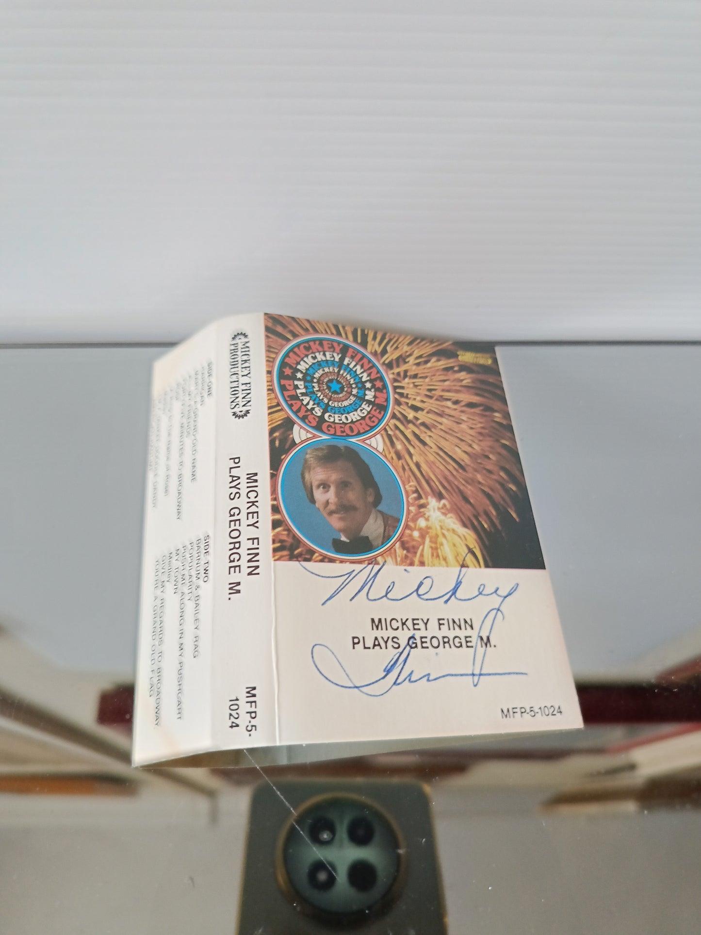 Plays George M. Mickey Finn Musicassetta
Con autografo originale sulla fascetta