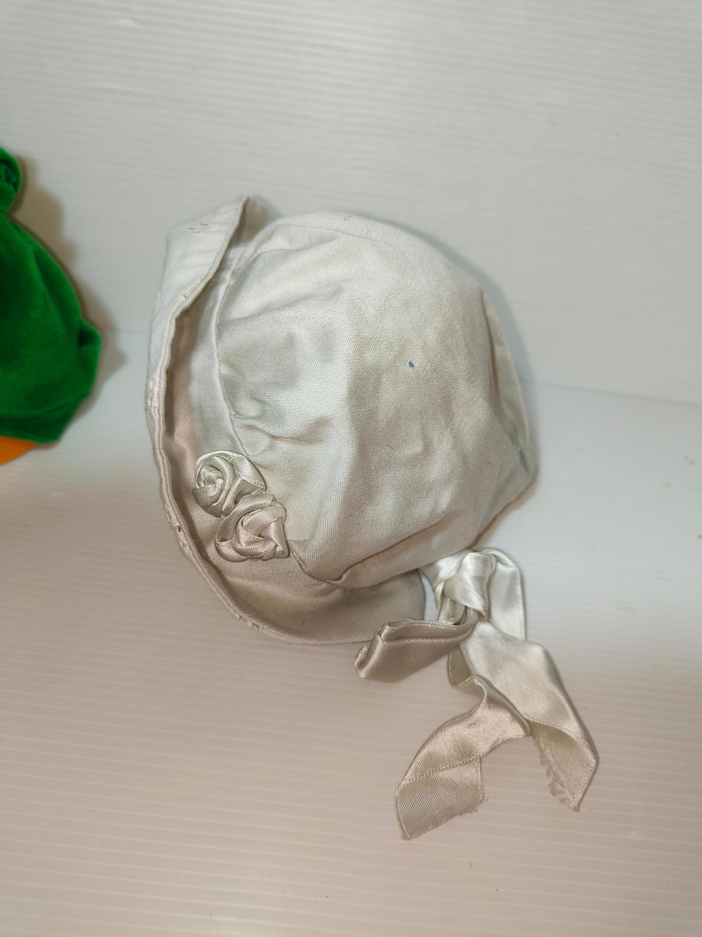 Cappelli antichi per bambole, LEGGI