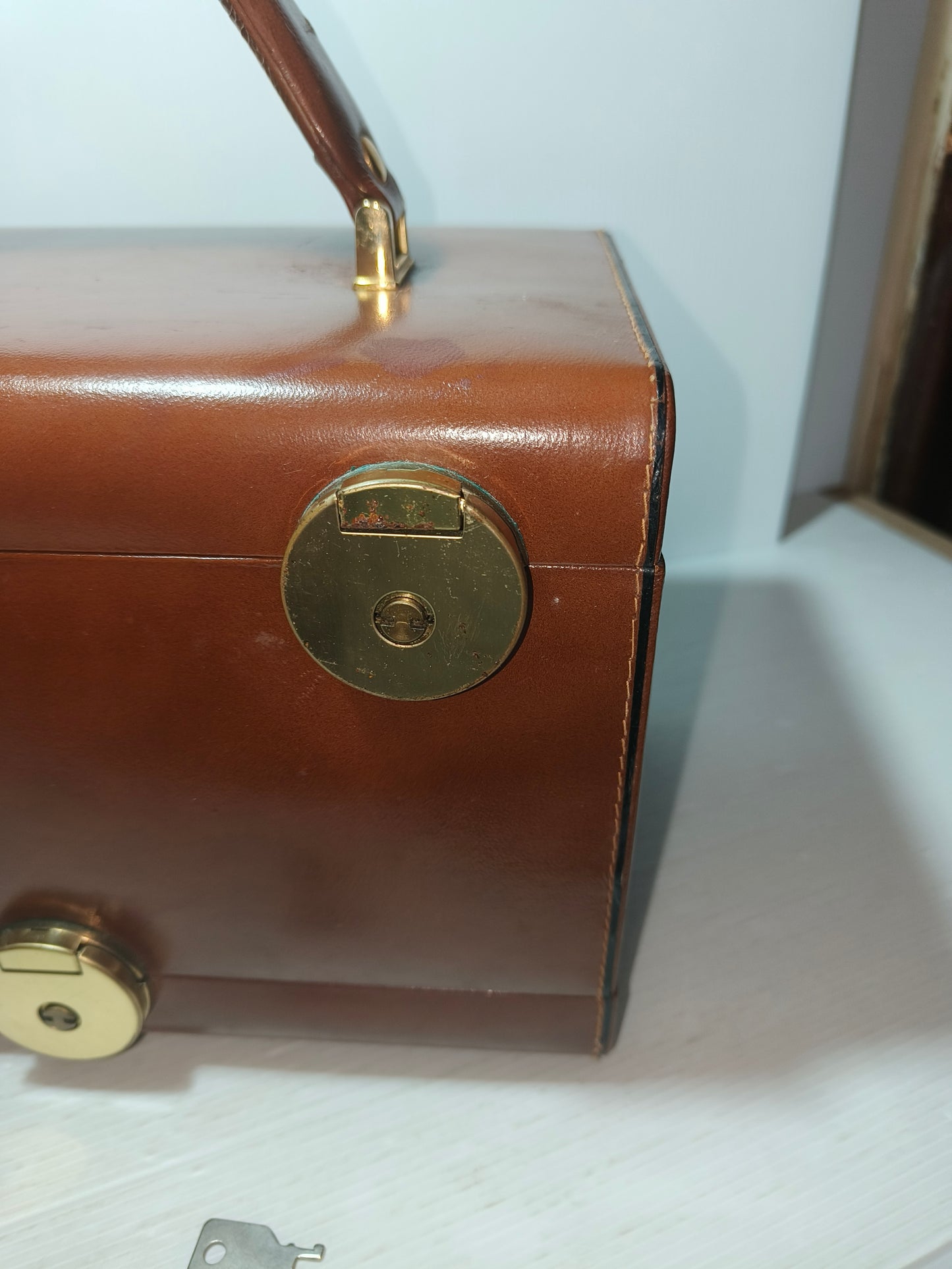 Beauty anni 50 in pelle, LEGGI