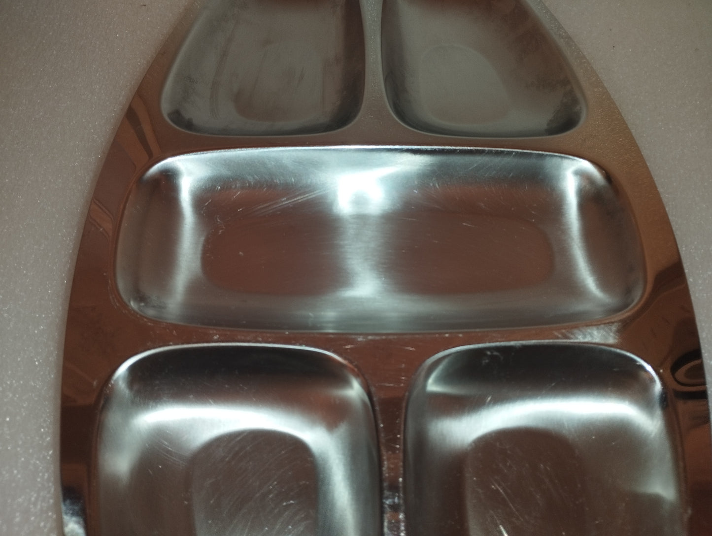 Vassoio Alessi In Acciaio 18/10
Antipastiera a 5 scomparti
Dimensioni 45 x 25 cm