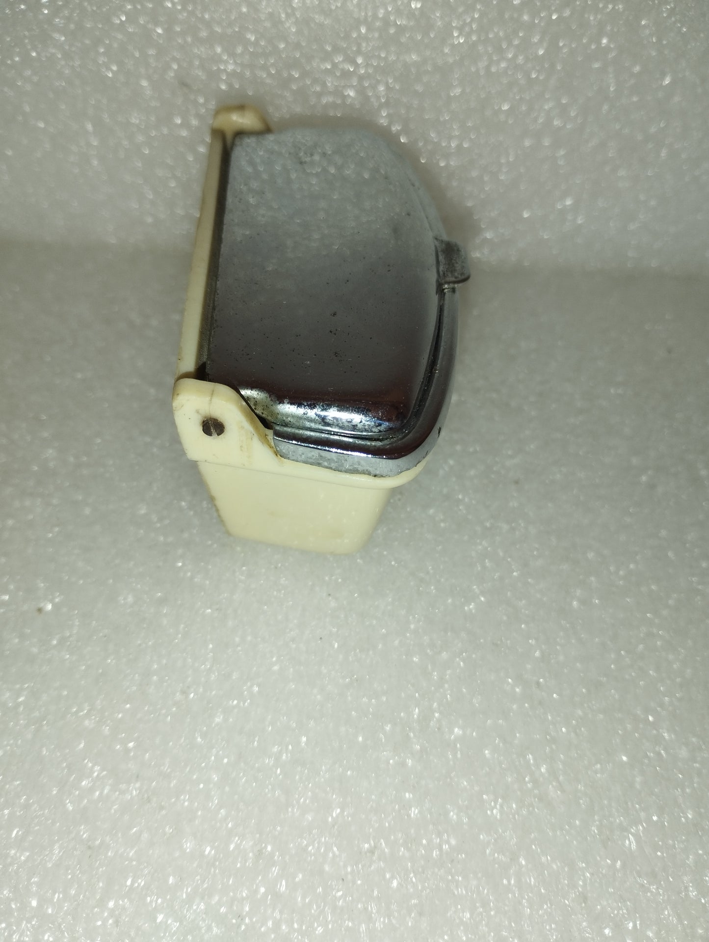 Posacenere Magnetico In Metallo e plastica Per Veicolo D'epoca Anni 60
Misure 7 x 4  x  3 cm circa