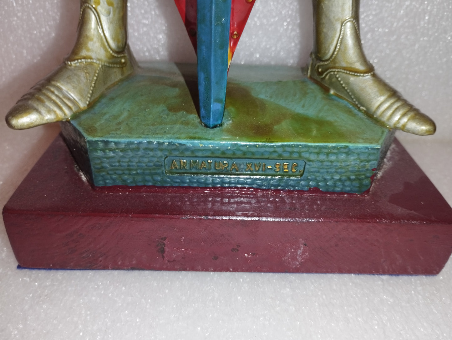 Armatura XVI Secolo In Plastica/Resina Altezza Cm 41 circa
Base in legno