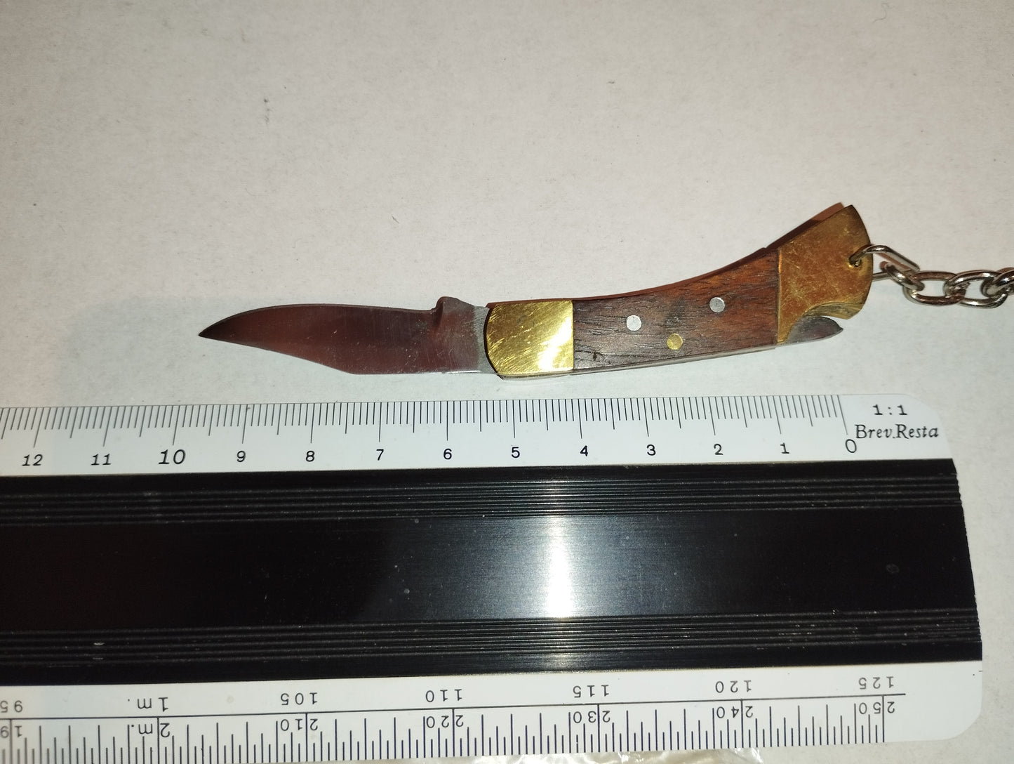 Coltellino Portachiavi Shadkam Vintage
Made in Pakistan
In metallo e legno