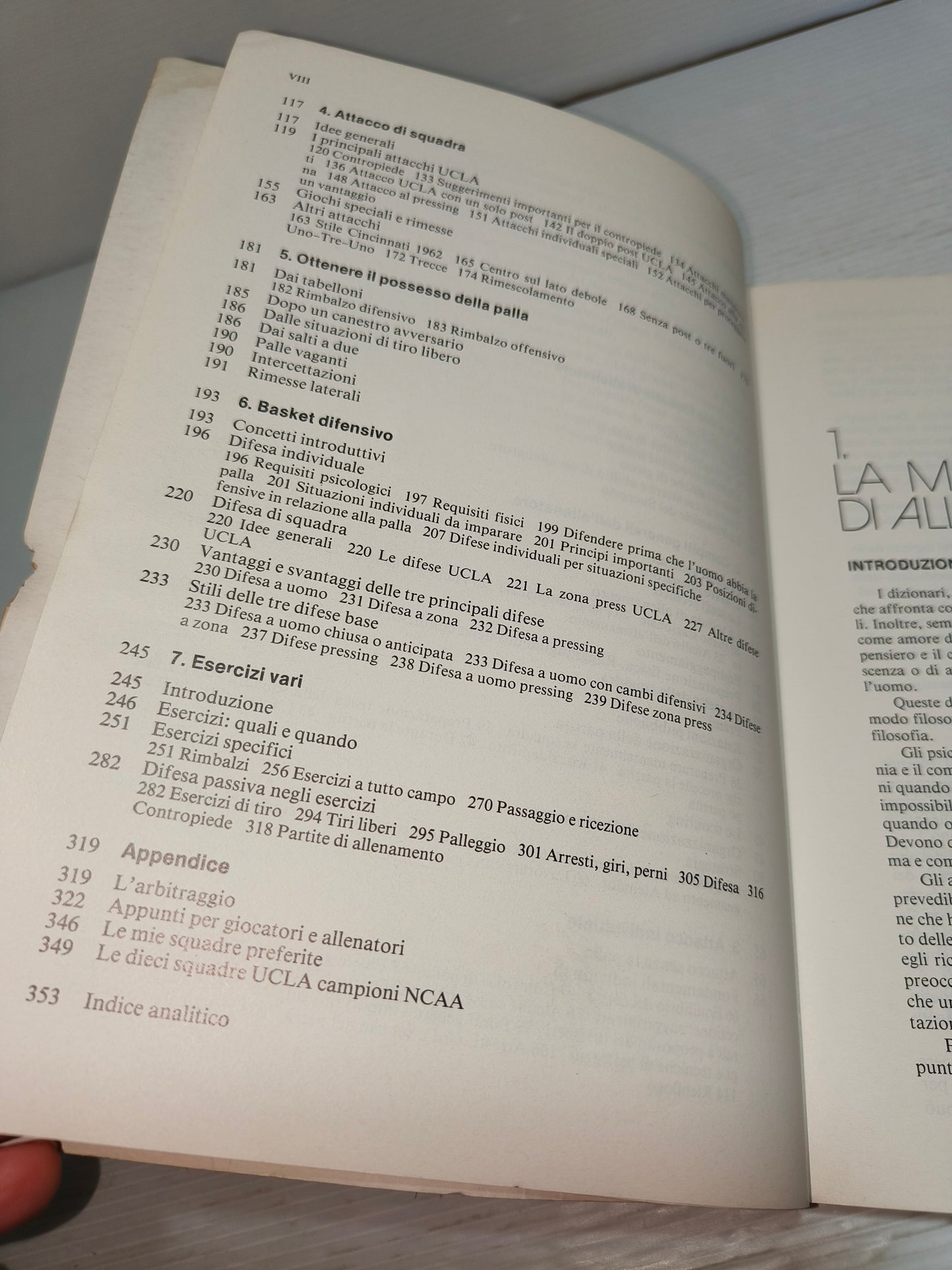 Libro Il basket di J. R. Wooden anni 80, LEGGI