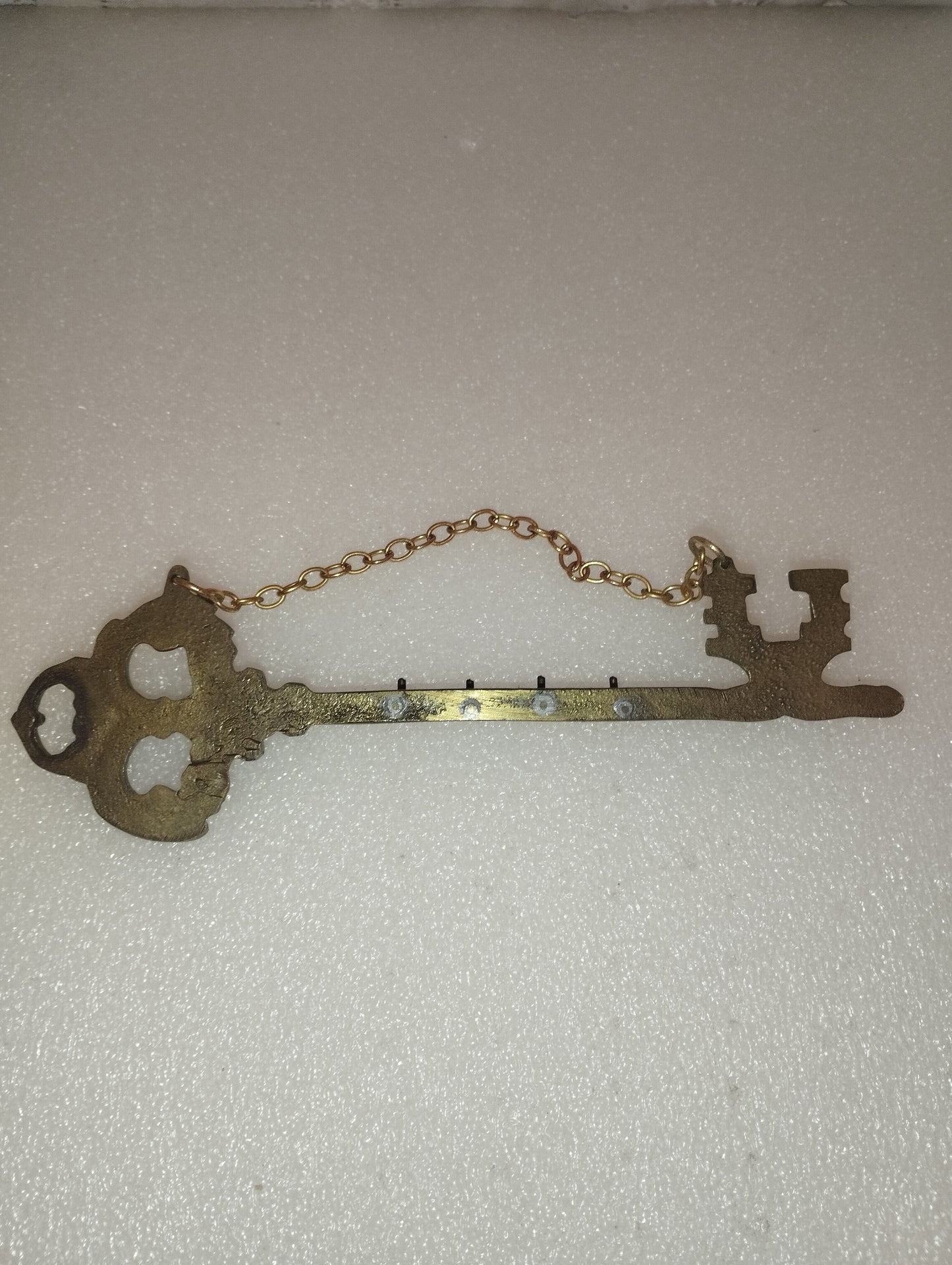 Portachiavi In Ottone Vintage A Forma Di Chiave
Lunghezza cm 24 circa