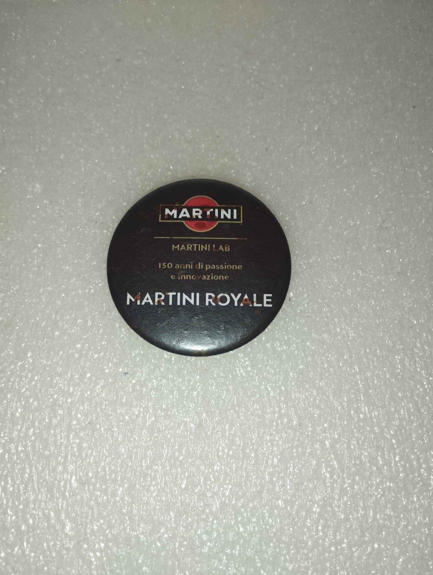 Spilla Martini In Metallo e plastica Vintage
Diametro cm. 5,5 circa