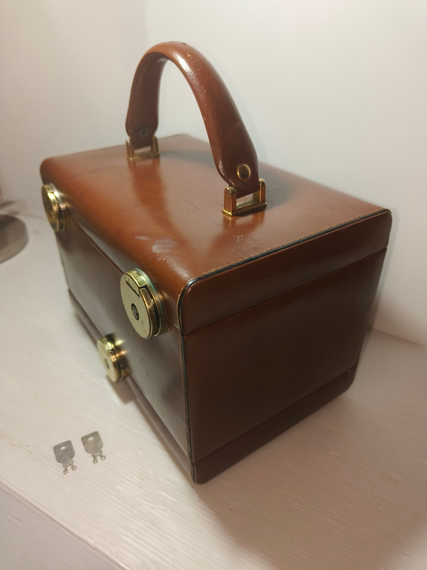 Beauty anni 50 in pelle, LEGGI