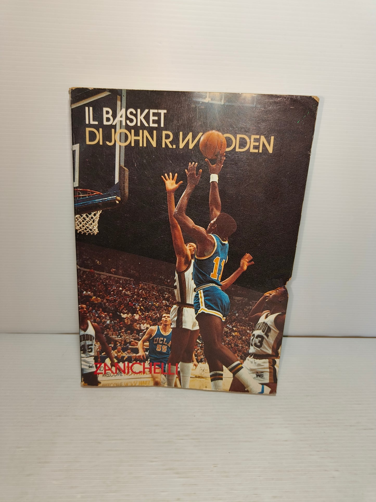 Libro Il basket di J. R. Wooden anni 80, LEGGI