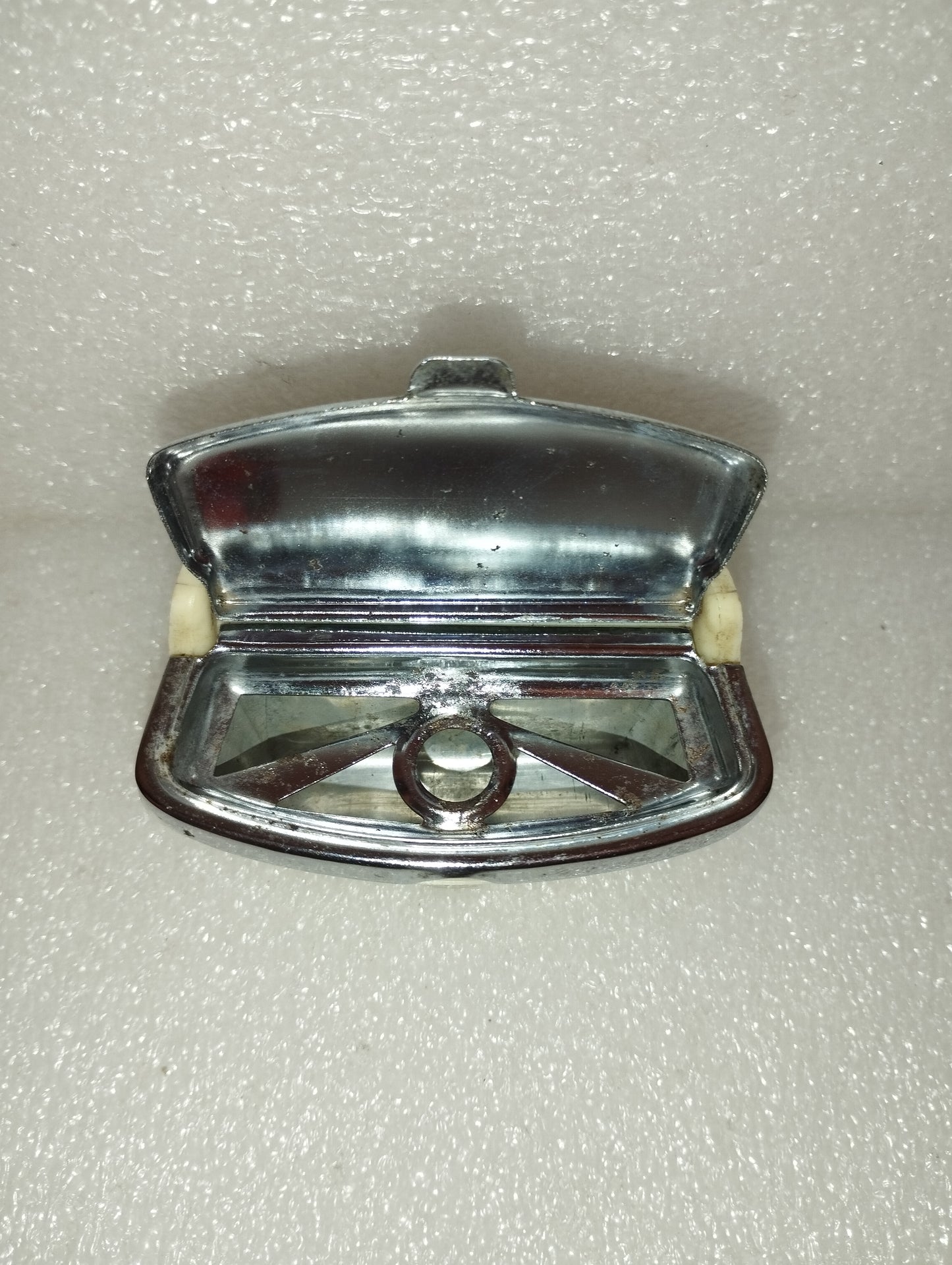 Posacenere Magnetico In Metallo e plastica Per Veicolo D'epoca Anni 60
Misure 7 x 4  x  3 cm circa