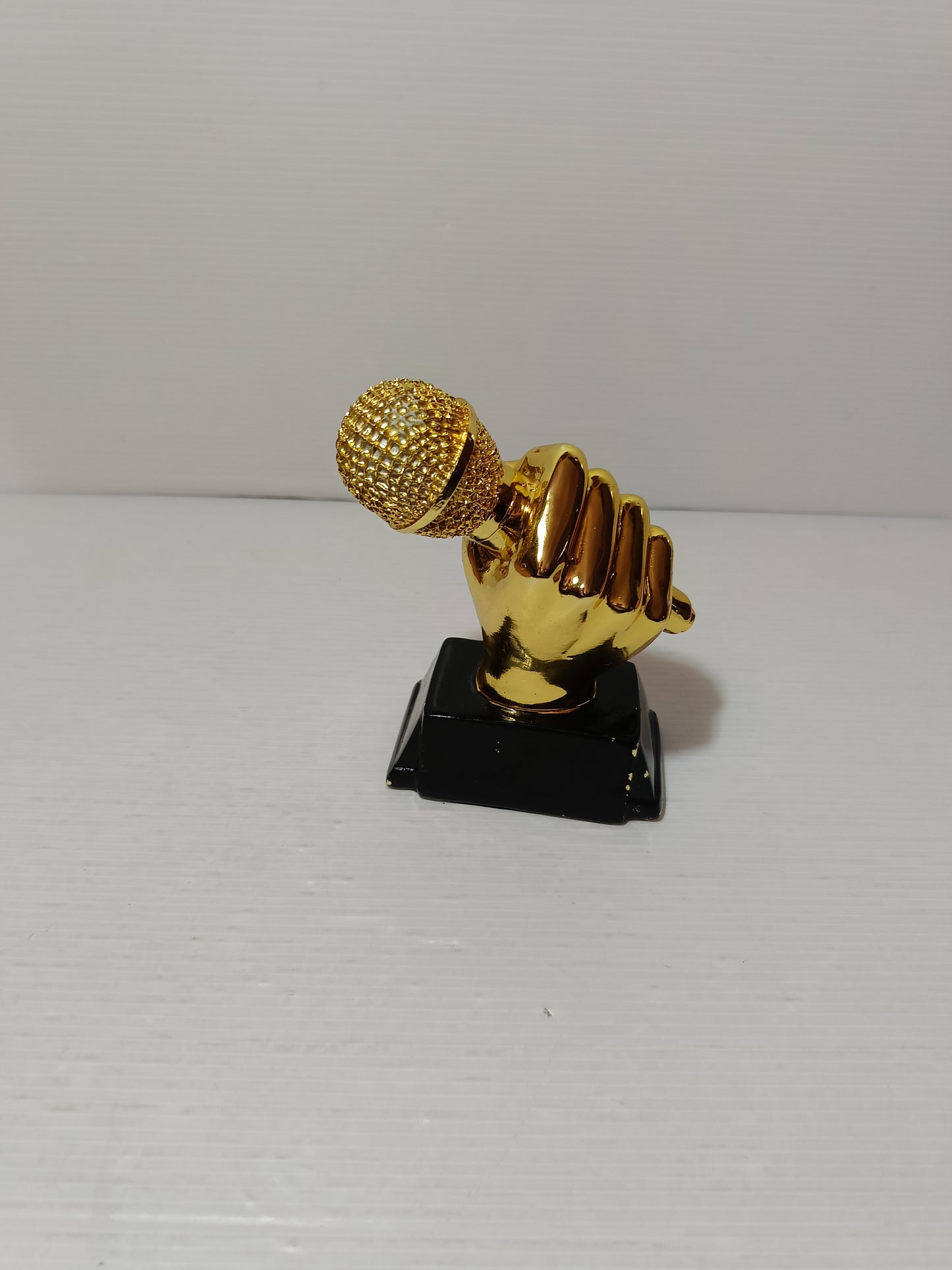 Scultura Mano Con Microfono Dorata
In resina