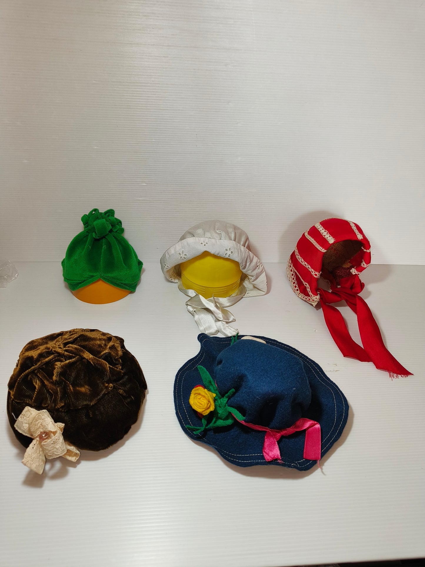 Cappelli antichi per bambole, LEGGI