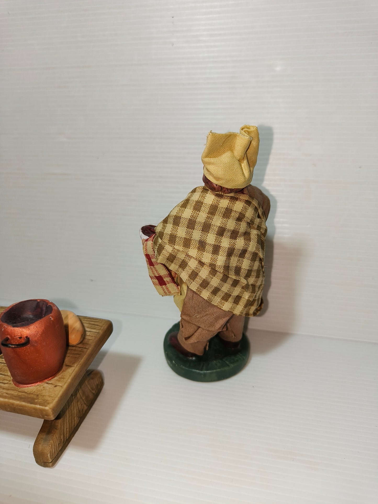 Statuina cuoco e tavola imbandita arredamento presepe in coccio, LEGGI