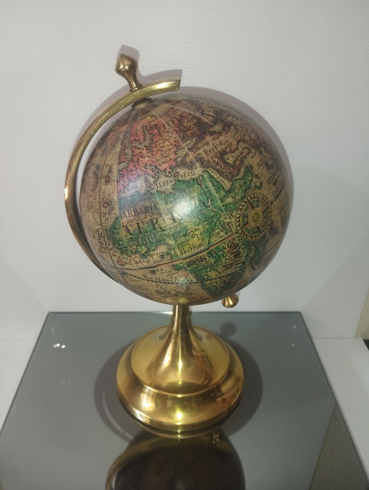 Mappamondo In Ottone Vintage
Decorativo con dettagli geografici antichi
Altezza cm 29