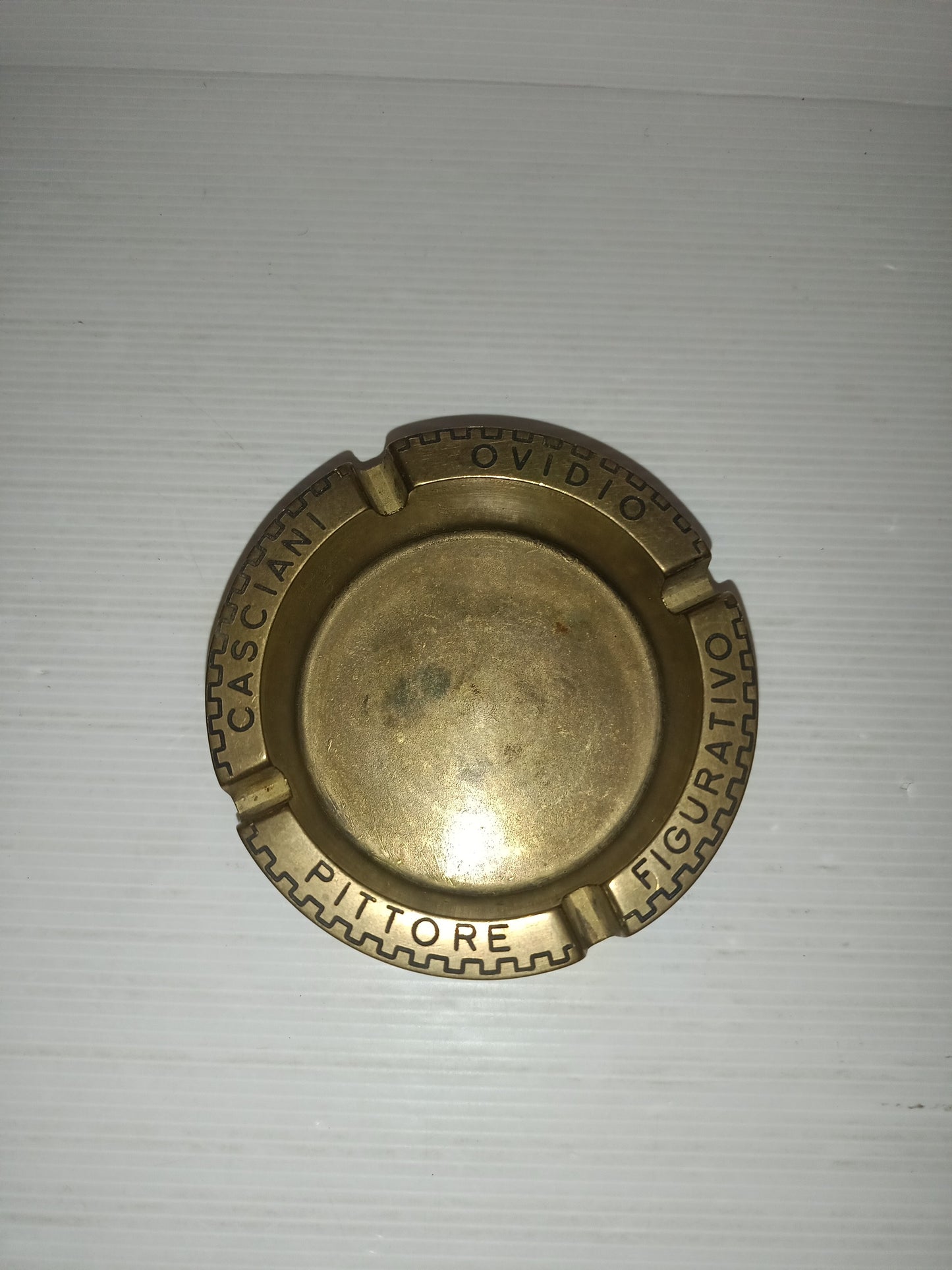 Posacenere In Ottone Con Scritte Sul Bordo

Vintage