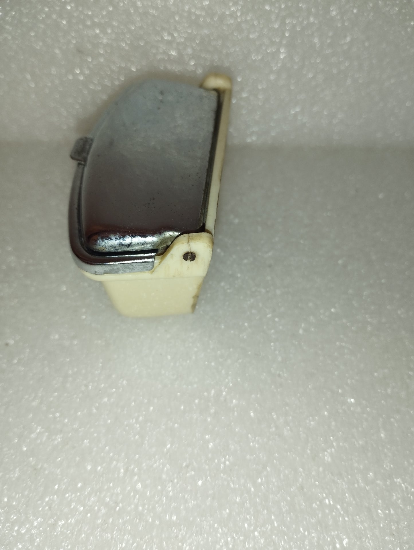 Posacenere Magnetico In Metallo e plastica Per Veicolo D'epoca Anni 60
Misure 7 x 4  x  3 cm circa