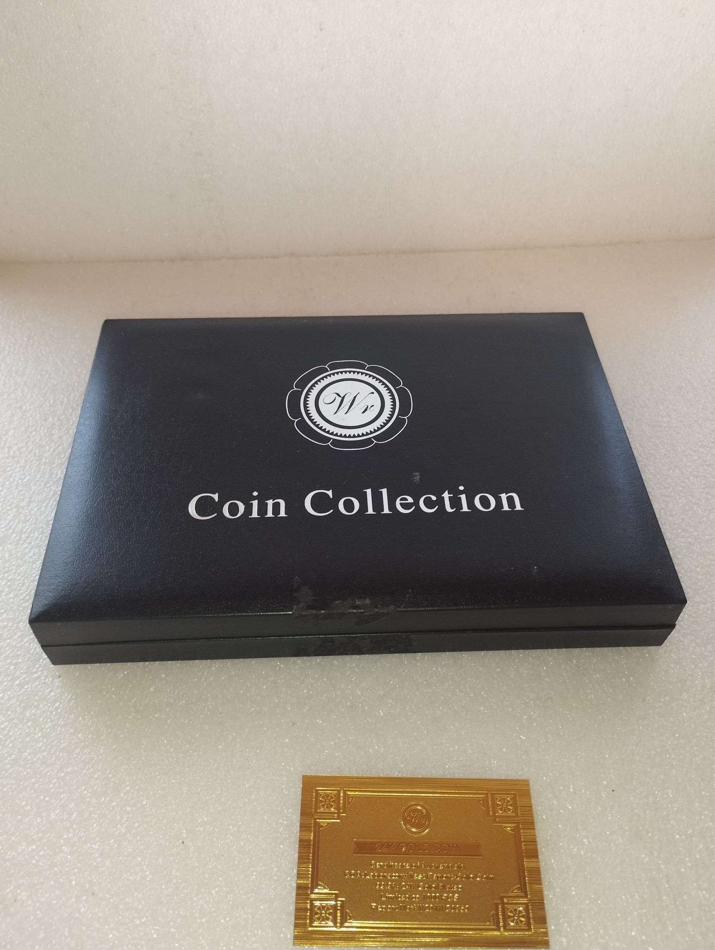 Collezione 12 Medaglie Re Carlo III Regno Unito Placcate Oro 24kt
Tiratura limitata a 1000 pezzi