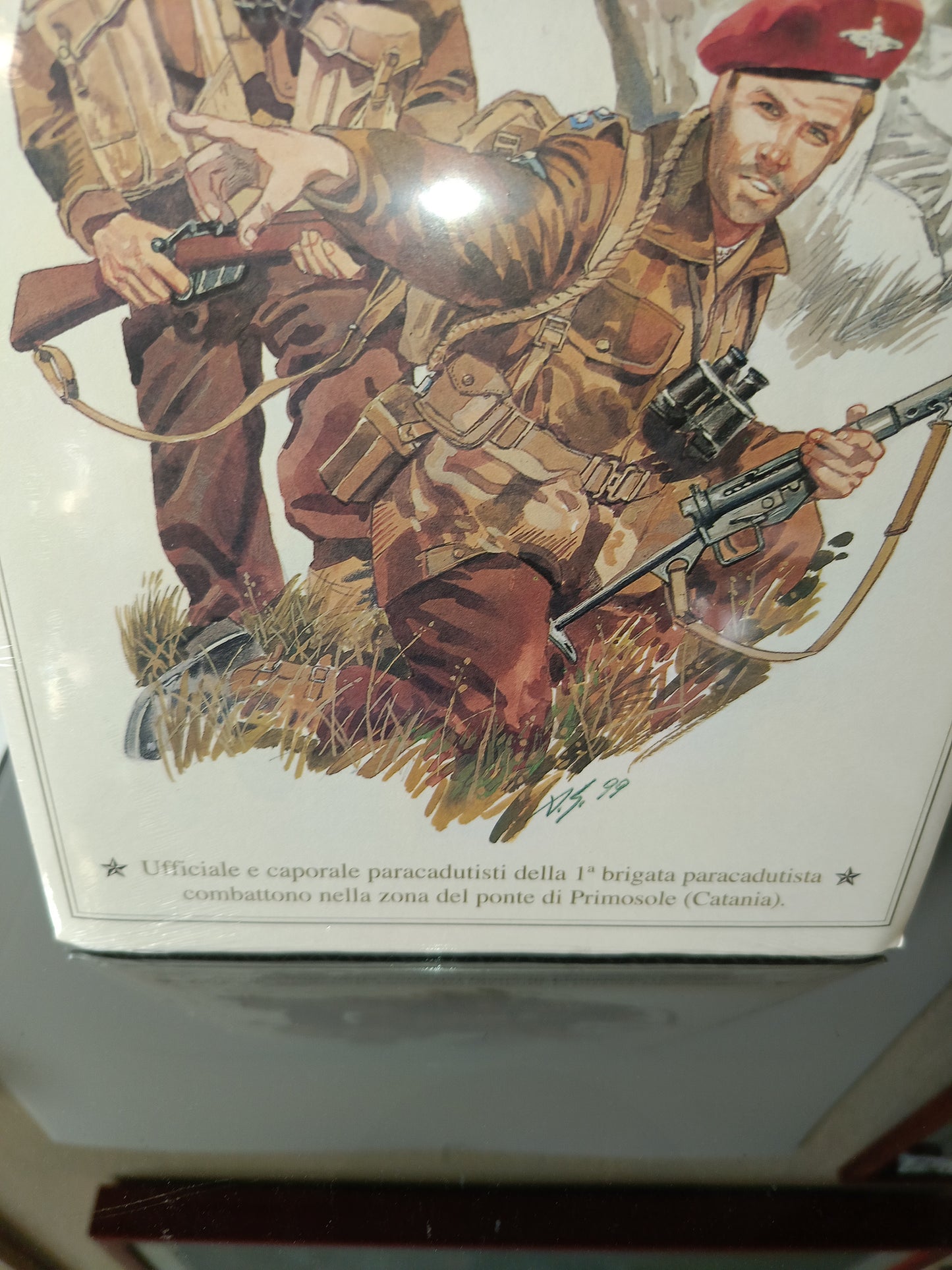 Ufficiale e Caporale paracadutisti della 1° Brigata paracadutista combattono nella zona di ponte di Primosole (Catania)
Stampa Originale Fine Anni 70