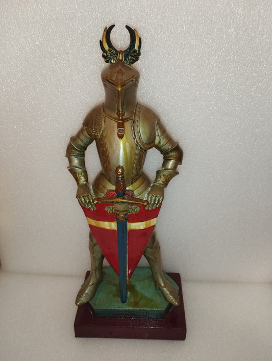 Armatura XVI Secolo In Plastica/Resina Altezza Cm 41 circa
Base in legno