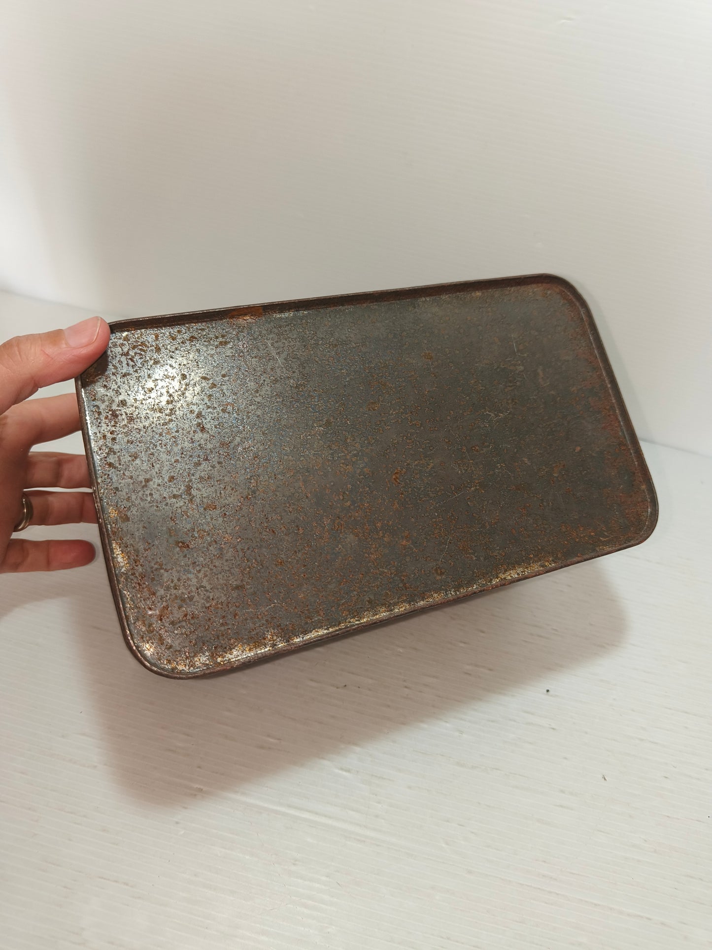 Scatola antica in latta Bertolini, LEGGI